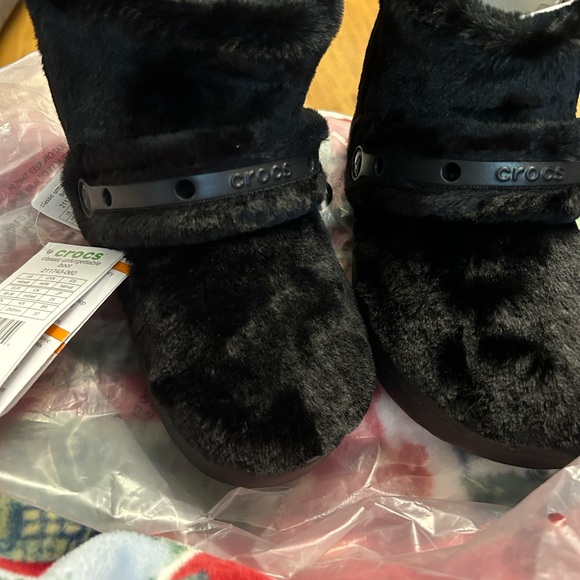 CROCS Women's Black Fuzzy Slippers - Picture 2 of 6